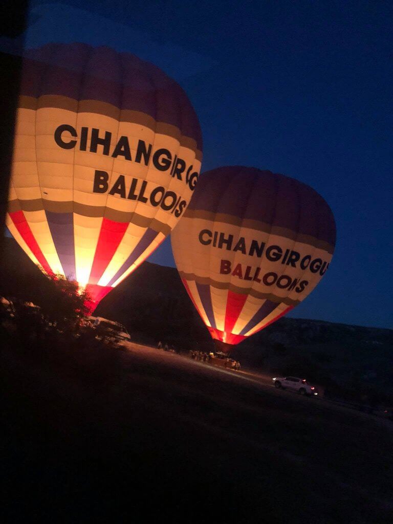 Outra perspectiva aérea, com os vales iluminados pelo sol