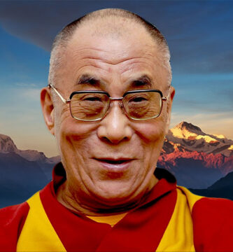 dalai lama com montanhas ao fundo