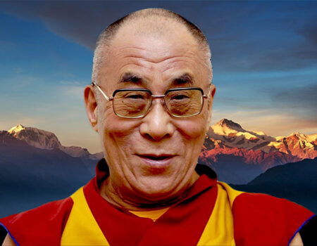 dalai lama com montanhas ao fundo
