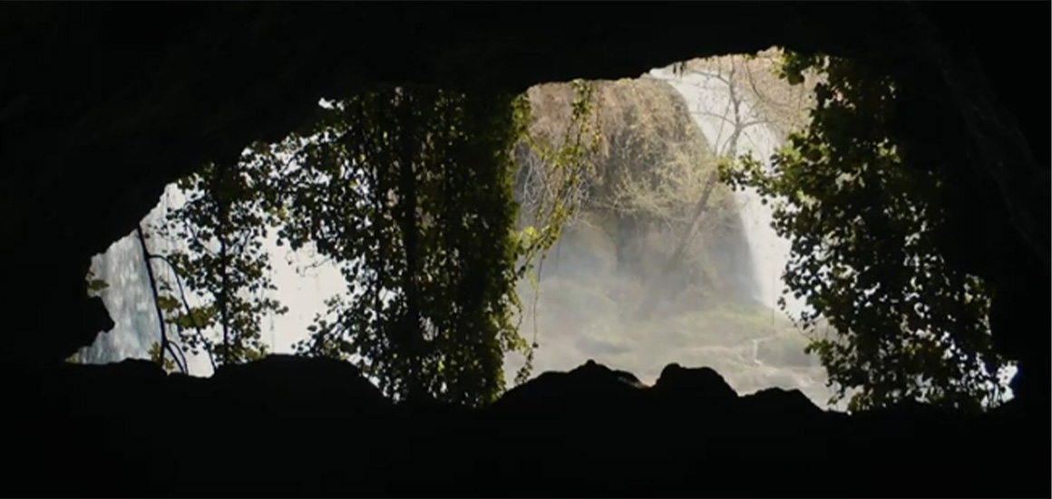 foto de gruta tirada de dentro para fora.