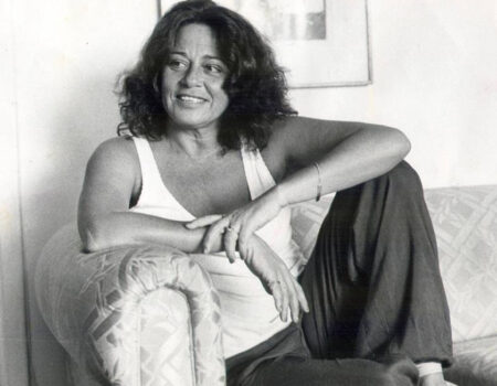 Norma Bengell sentada no sofá