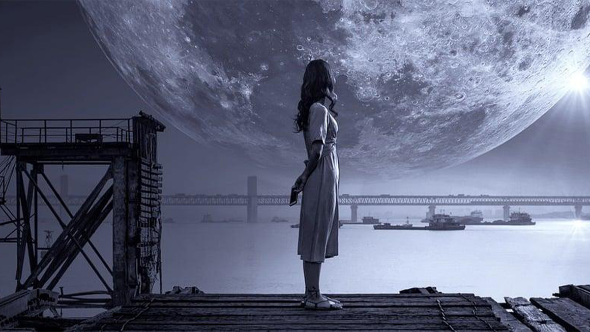 mulher em cena noturna, na beira do cais olhando o mar, uma ponte ao longe e uma enorme lua cheia.