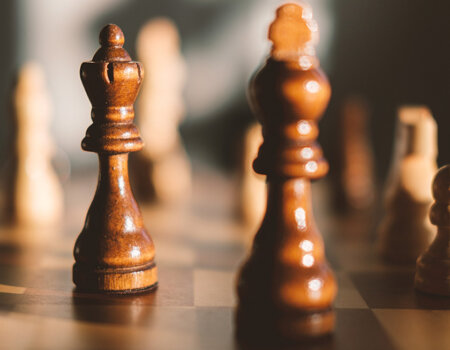rei e rainha no tabuleiro de xadrez